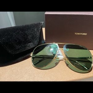 Ton Ford green aviators